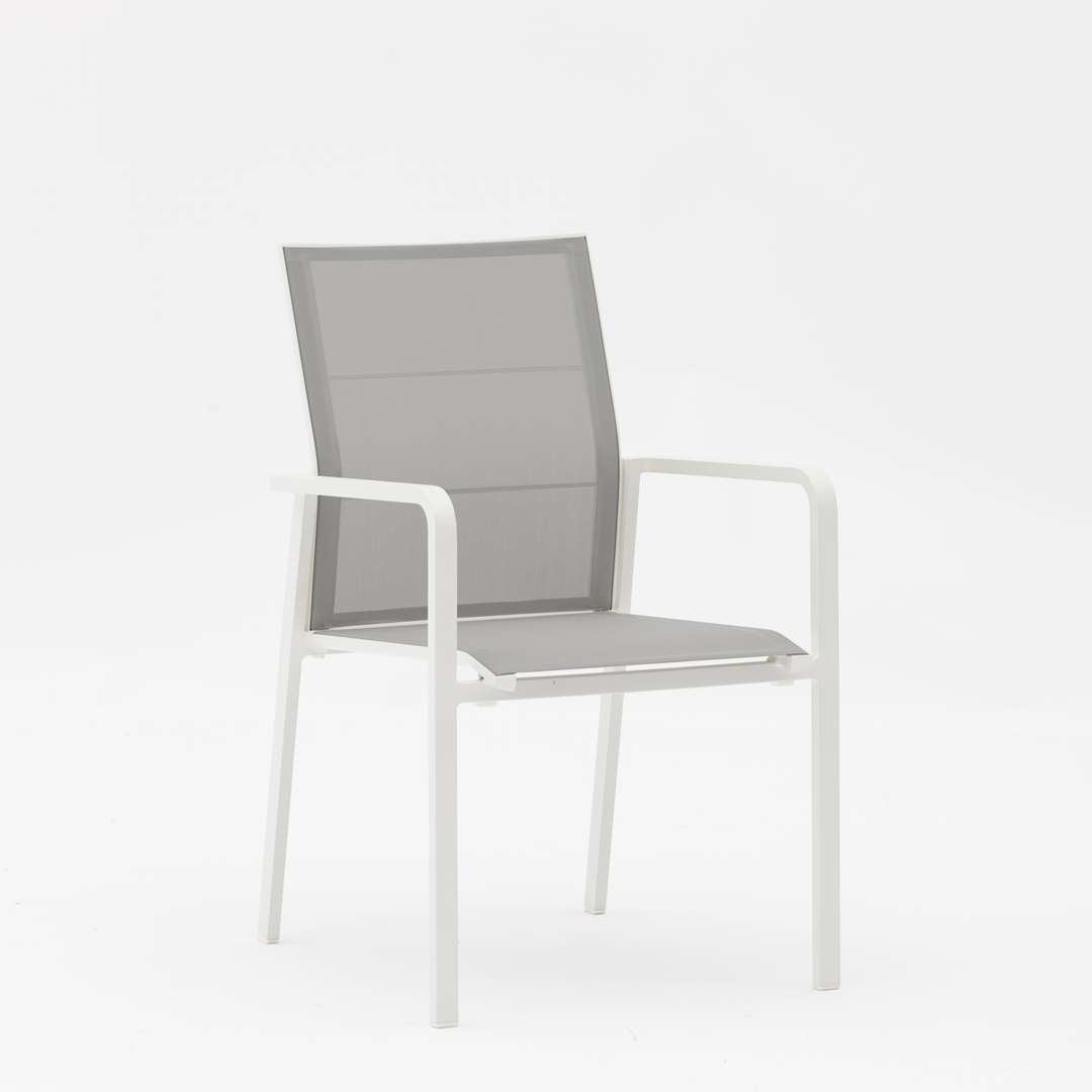 Yuma tuintafel in wit aluminium en beige keramiek met boca stapelstoelen