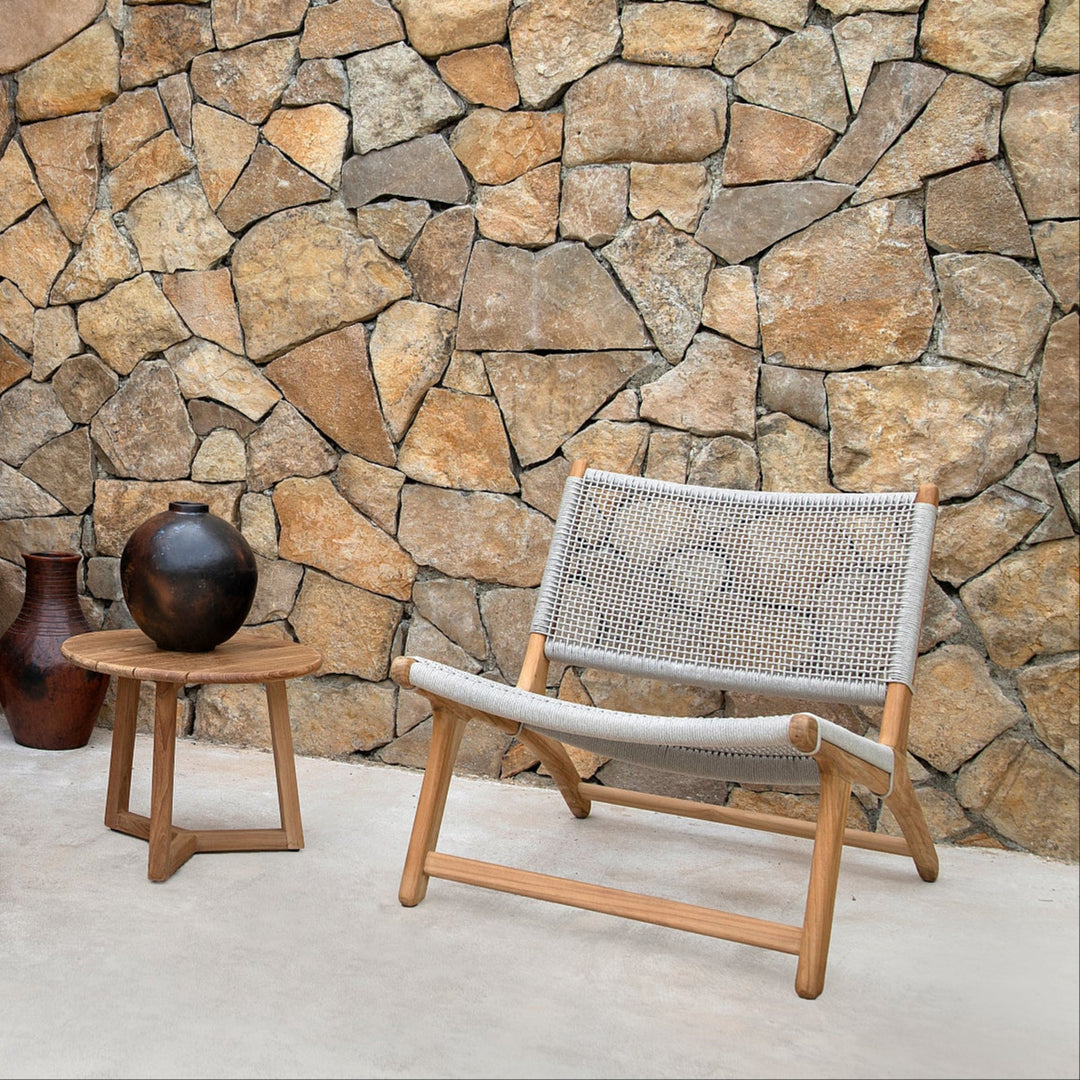 Koozy loungestoel in teak en beige vierkant geweven rope
