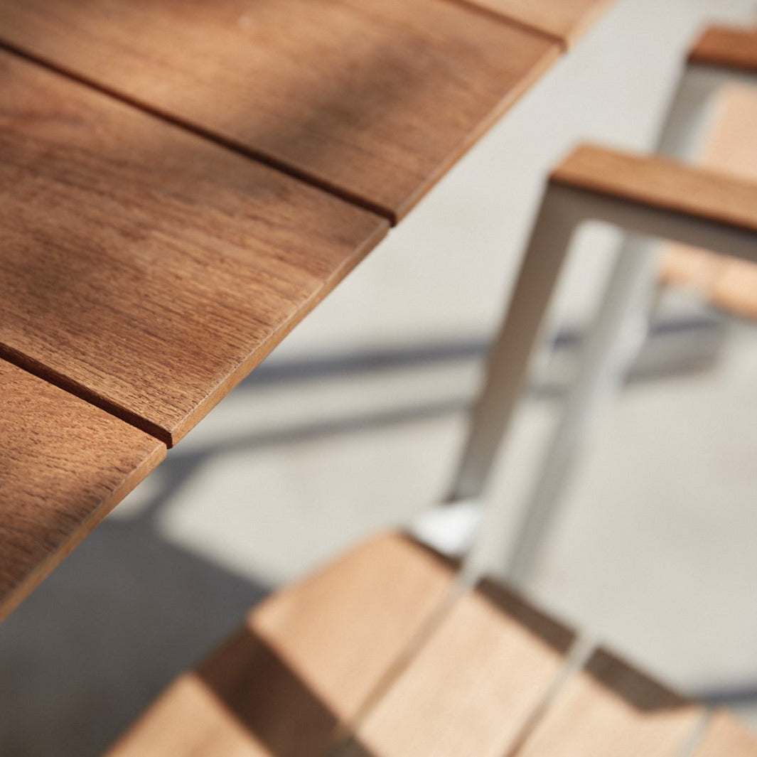 Icon teak tafel 292x100 met 8 aluminium Icon stapelstoelen